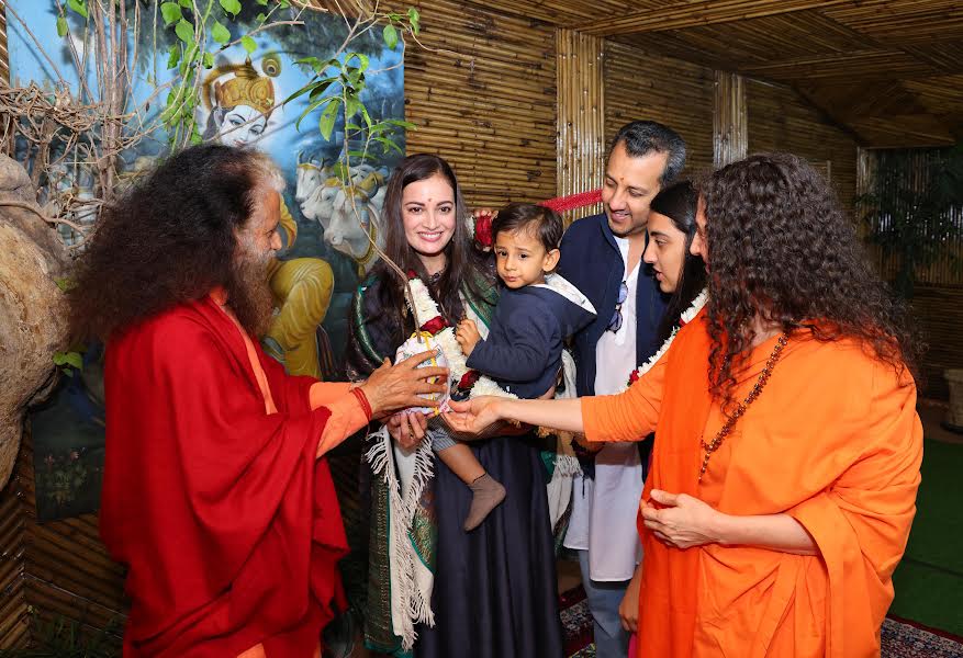 भारतीय मॉडल, अभिनेत्री, निर्माता, सामाजिक कार्यकर्ता दीया मिर्जा सपरिवार आयी परमार्थ निकेतन विश्व विख्यात परमार्थ निकेतन गंगा आरती में किया सहभाग पर्यावरण संरक्षण का दिया संदेश स्वामी चिदानन्द सरस्वती जी और साध्वी भगवती सरस्वती जी ने रूद्राक्ष का दिव्य पौधा आशीर्वाद स्वरूप भेंट कर हरित पर्व मनाने का दिया संदेश ऋषिकेश, 13 नवम्बर। भारतीय मॉडल, अभिनेत्री, निर्माता दीया मिर्जा सपरिवार परमार्थ निकेतन आयी। परमार्थ गुरूकुल के ऋषिकुमारों और आचार्यो ने शंख ध्वनि और वेद मंत्रों से दीया मिर्जा, उनके पति श्री वैभव रेखी और बच्चों का अभिनन्दन किया। परमार्थ निकेतन के अध्यक्ष स्वामी चिदानन्द सरस्वती जी और साध्वी भगवती सरस्वती जी के पावन सान्निध्य में अभिनेत्री दीया मिर्जा ने सपरिवार विश्व विख्यात परमार्थ निकेतन गंगा आरती में सहभाग किया। अभिनेत्री, निर्माता, संयुक्त राष्ट्र पर्यावरण की सद्भावना दूत और संयुक्त राष्ट्र महासचिव की एसडीजी दूत दीया मिर्जा ने ‘सभी जानवर इच्छा से पलायन नहीं करते’ इस अभियान की शुरूआत की थी। दीया मिर्जा का मानना है कि वन्य जीवों को दुनिया भर में खतरे का सामना करना पड़ रहा है और दुनिया भर के अवैध बाज़ारों में भारत की वनस्पति और जीव जंतुओं की मांग लगातार बढ़ती जा रही है। वन्य जीवों के अवैध व्यापार के कारण कई प्रजातियाँ लुप्त होने की कगार पर है। दुनिया भर में संगठित वन्य जीव अपराध की श्रृंखलाएँ फैलती जा रही हैं, जिसके परिणामस्वरूप न केवल यह उद्योग फल-फूल रहा है, बल्कि भारत में वन्य जीवों के अवैध व्यापार में काफी तेज़ी भी आई है इसलिये ‘सभी जानवर इच्छा से पलायन नहीं करते’ अभियान की शुरूआत की गयी थी जिसका उद्देश्य जनसमुदाय को जागरूक करना ताकि वन्य जीवों का संरक्षण हो तथा उनकी रक्षा, तस्करी रोकने एवं वन्य जीव उत्पादों की मांग में कटौती लाने हेतु जन समर्थन जुटाना है। स्वामी चिदानन्द सरस्वती जी ने कहा कि फिल्मों में अभिनय के साथ समाज, पर्यावरण, वन्यजीवों और मानवता के लिये कार्य करना अद्भुत है वास्तव में आज समाज को ऐसे ही पर्यावरण राजदूतों की जरूरत है। स्वामी जी ने कहा कि ‘जीवन के लिये जंगल’ अत्यंत आवश्यक है, जगंल है तो जीवन है, जगंल है तो प्राणवायु आक्सीजन है, जंगल है तो जल है और जल है तो जीवन है। स्वामी जी ने कहा कि हम दीपावली के पश्चात गोवर्द्धन पूजा करते हैं। इस त्यौहार का भारतीय लोकजीवन में बहुत महत्व है यह पर्व प्रकृति के साथ मानव के सीधे सम्बन्ध को दर्शाता है। गोवर्धन पूजा में गोधन अर्थात गायों की पूजा की जाती है। भगवान श्री कृष्ण ने ब्रजवासियों को भगवान इंद्र के प्रकोप से शुरू हुई मूसलधार वर्षा से बचाने के लिए सात दिन तक गोवर्धन पर्वत को अपनी सबसे छोटी उँगली पर उठाकर रखा ताकि गोप-गोपिकाएँ गोवर्द्धन पर्वत की छाया में आराम से रह सके। सातवें दिन भगवान ने गोवर्धन को नीचे रखा । गोवर्धन पूजा व अन्नकूट उत्सव हमंे पर्यावरण संरक्षण संदेश है। स्वामी जी ने गंगा जी की आरती के माध्यम से हरित पर्व मनाने का संकल्प कराया। साथ ही अभिनेत्री दीया मिर्जा को रूद्राक्ष का दिव्य पौधा आशीर्वाद स्वरूप भेंट किया।