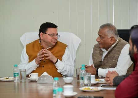 सीएम धामी एवं केंद्रीय राज्य मंत्री जनरल (से.नि) वी.के सिंह ने सिलक्यारा, उत्तरकाशी में टनल रेस्क्यू ऑपरेशन का जायज़ा लेने के उपरांत राहत एवं बचाव कार्यों की समीक्षा बैठक ली