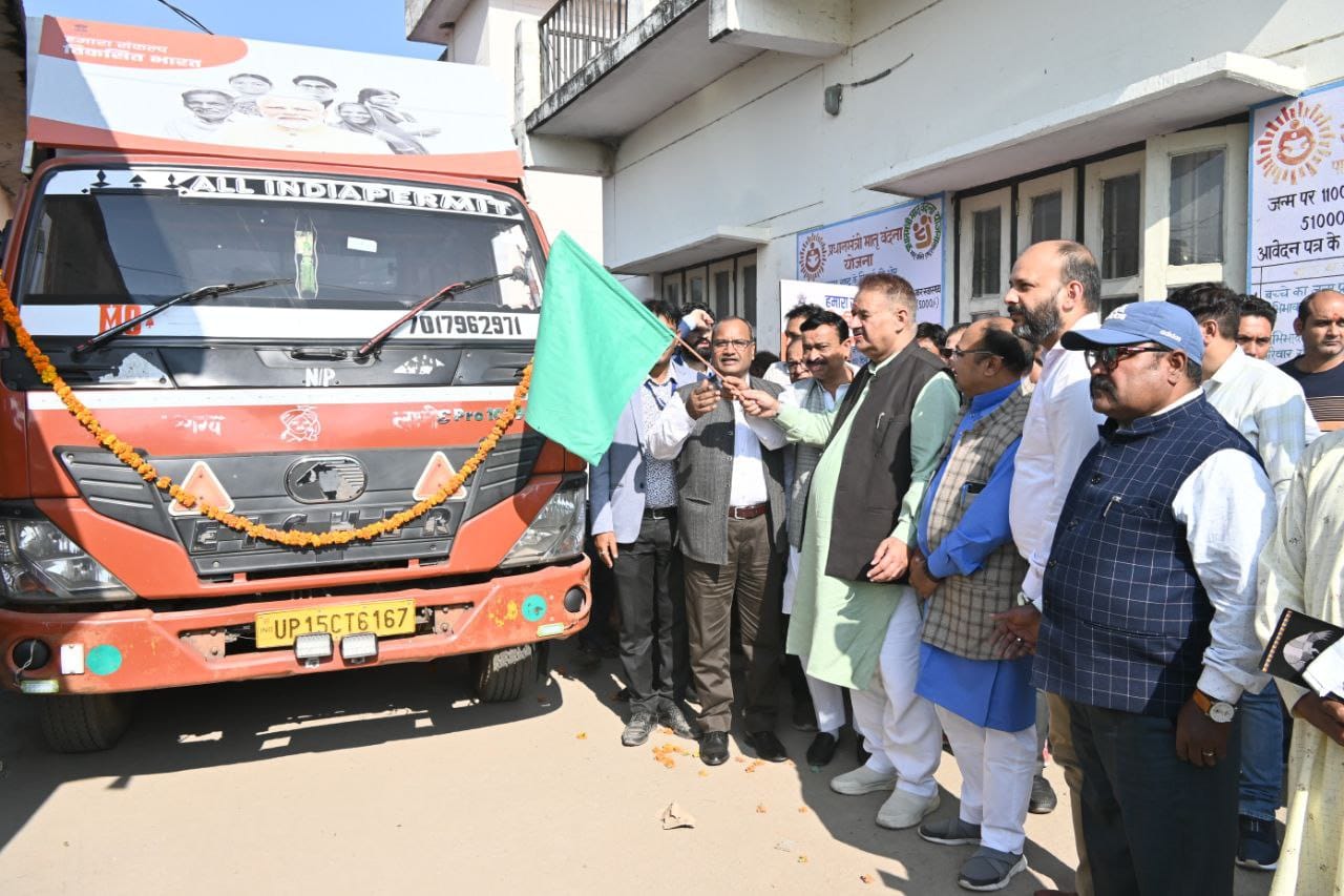 मंत्री गणेश जोशी ने विकसित भारत संकल्प यात्रा रथ को हरी झंडी दिखाकर रवाना किया