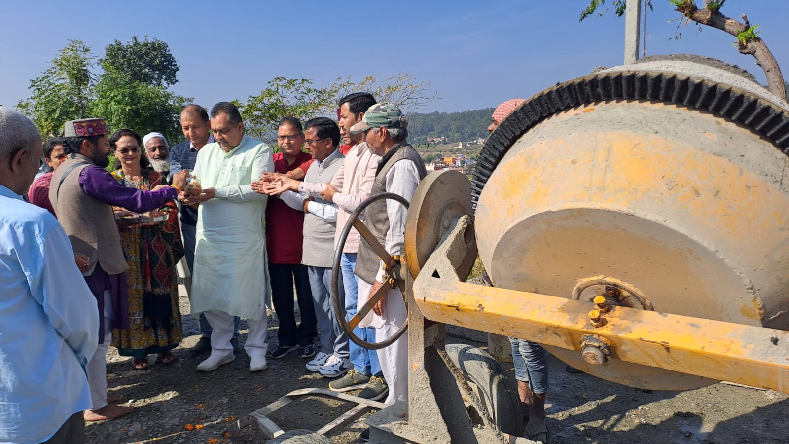 विधायक सहदेव सिंह पुंडीर ने ग्राम पंचायत भाऊवाला के अंतर्गत मार्ग निर्माण कार्य शुभारभ किया