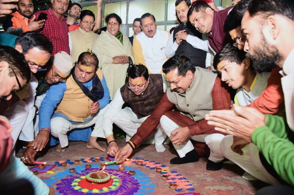 मुख्यमंत्री पुष्कर सिंह धामी भाजपा प्रदेश कार्यालय में आयोजित दीपावली महोत्सव कार्यक्रम में शामिल हुए