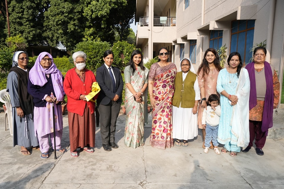 प्रकाशोत्सव के पर्व दीपावली के अवसर पर प्रथम महिला श्रीमती गुरमीत कौर ने ढालनवाला स्थित प्रेम आश्रम पहुंचकर दीपावली मनाई और वृद्जनों को उपहार भी बांटे