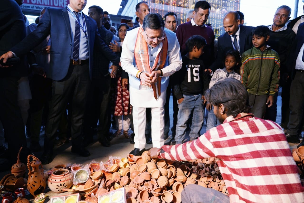सीएम धामी ने कुम्हार मंडी क्षेत्र का भ्रमण किया तथा मिट्टी के दीये व अन्य सामान तैयार करने वाले कुम्हारों से मिलकर उन्हें दीपावली की शुभकामनाएं दी