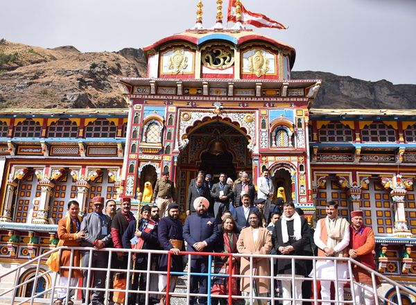 राष्ट्रपति श्रीमती द्रौपदी मुर्मु ने भू-बैकुंठ धाम पहुंचकर भगवान बदरी विशाल के दर्शन किए और देश की सुख समृद्धि तथा खुशहाली की कामना की