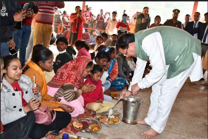 खटीमा: भारामल मंदिर में मुख्यमंत्री धामी ने भंडारे में पूरी सादगी से लंगर में जन सेवा करते हुए जनता को प्रसाद वितरण किया…