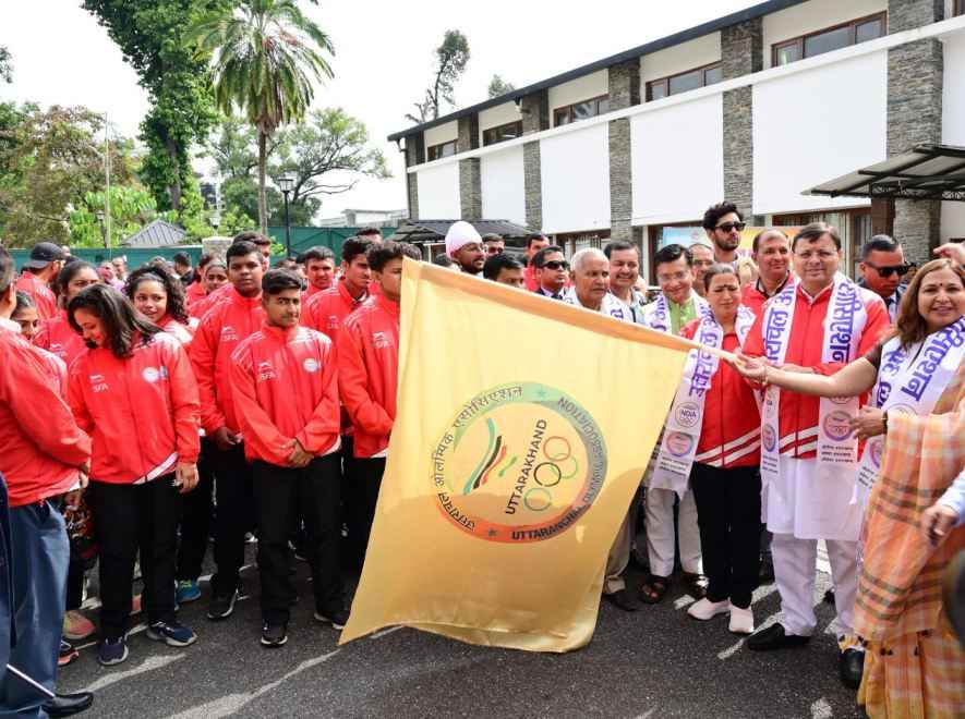 मुख्यमंत्री ने आगामी 37वें राष्ट्रीय खेल में राज्य से प्रतिभाग करने वाले खिलाड़ियों के दल को फ्लैग ऑफ कर रवाना किया